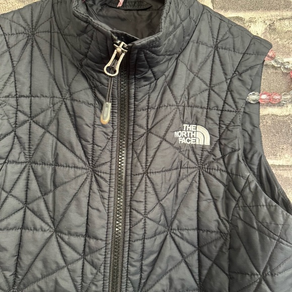 The North Face puffer vest black pockets - Picture 4 of 10